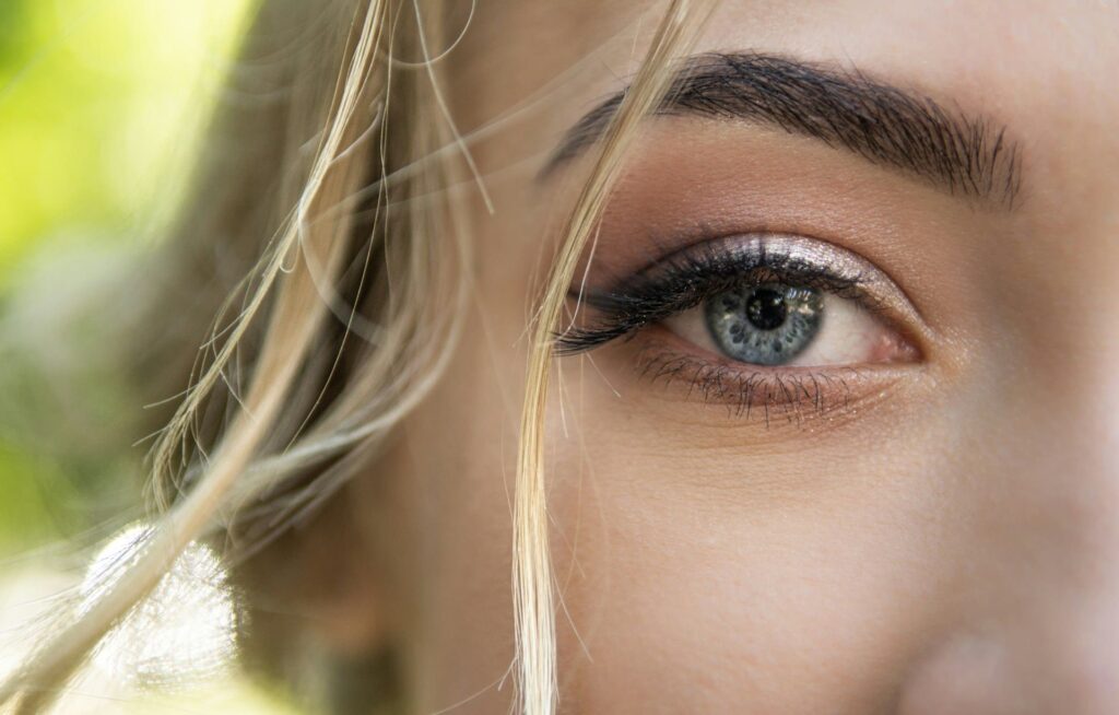 trucco occhi verdi con ombretto chiaro